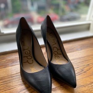 Beautiful Black Leather Pointy toed pumps! Closet staple.!